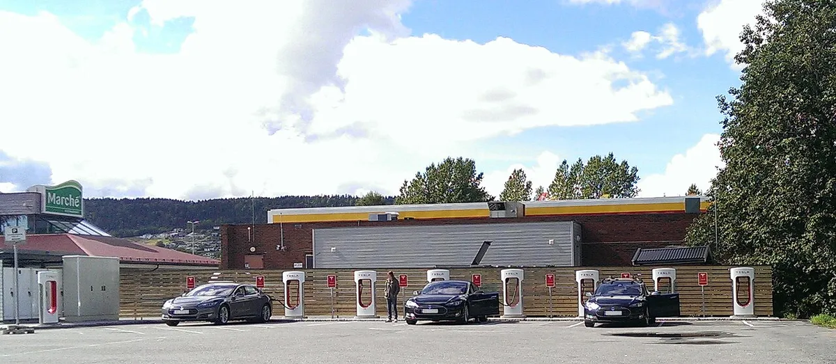 Een Tesla bij een Supercharger