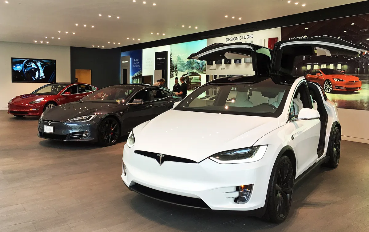 Een Tesla-winkel en afleverlocatie