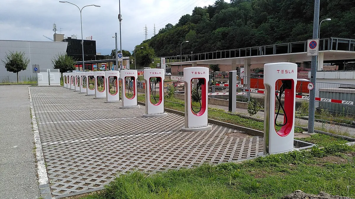 Een Tesla bij een Supercharger