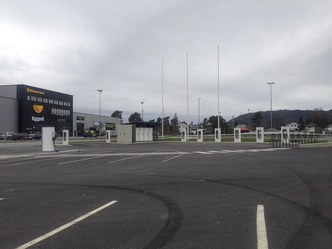 Een Tesla bij een Supercharger