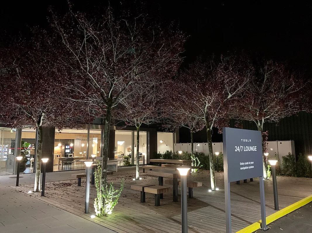 Een Tesla bij een Supercharger